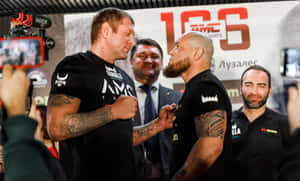 兩名男性MMA拳手在記者會上鎖拳對峙。