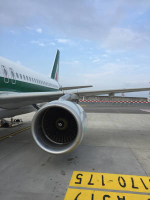 帶有黃色標記的機場停機坪上的綠色和白色飛機引擎。
