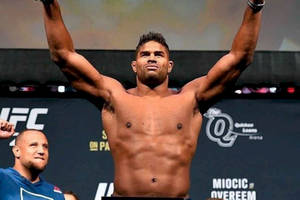 UFC拳手在稱重時高舉雙臂慶祝勝利。