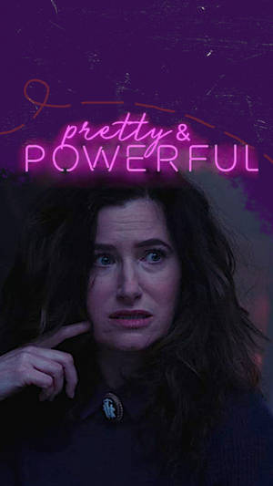 深色頭髮的女性在發光的粉紅色霓虹燈文字「pretty & powerful」下向上凝視。