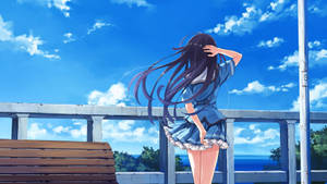 動漫女孩穿著藍色校服站在陽台上，面向海洋，天空晴朗 — 深藍色 壁紙