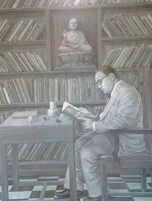 戴眼鏡男子在單色圖書館中看書，旁邊有佛像。