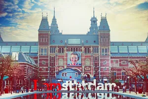 阿姆斯特丹博物館,有巨型肖像和I amsterdam標誌,有人群和水面倒影。