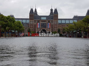 阿姆斯特丹博物館建築，配有水景和 I amsterdam 標誌