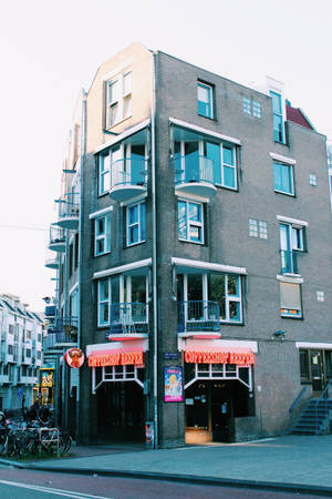 轉角磚建築，有咖啡店和停在外面的單車。