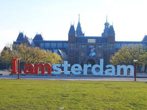 國立博物館前的 I amsterdam 標誌，配以綠色草坪和樹木