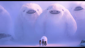 三個孩子在雪景中面對巨大的友善雪人生物。
