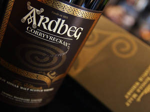 Ardbeg Corryvreckan 威士忌酒瓶特寫，帶有金色凱爾特圖案。