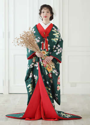 穿著傳統日本和服的女士，在室內手持乾花花束。 — 日本龍動畫 壁紙