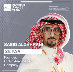 Saeid Alzahrani 的肖像，26歲，沙特阿拉伯，BRAQ Aerospace Company 創辦人，穿著傳統頭巾和眼鏡。