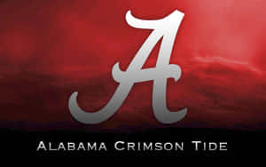 銀色Alabama Crimson Tide標誌在深紅色紋理背景上，帶有球隊名稱文字。