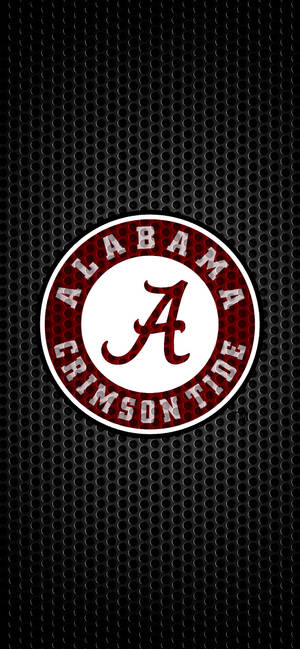 喺黑色穿孔金屬背景上嘅 Alabama Crimson Tide 標誌。 — iPhone 14 壁紙