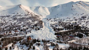 白雪覆蓋的山谷，有滑雪道和常綠樹林中的小屋。 — 白色美學gif 壁紙