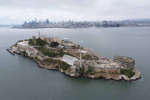 惡魔島監獄建築群，背景為舊金山天際線。