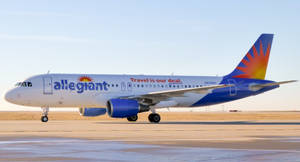 Allegiant Airlines 飛機在跑道上，帶有旭日形尾翼設計