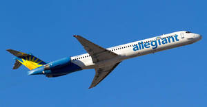 忠誠航空公司飛機在清澈藍天中飛行