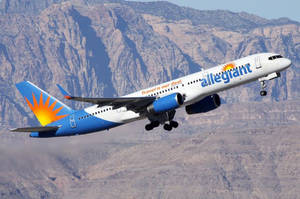 Allegiant 飛機在日落時分降落在沙漠山脈上空