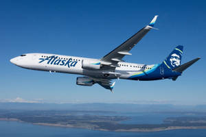 阿拉斯加航空飛機飛越海岸山脈和水域。 — 飛機 壁紙