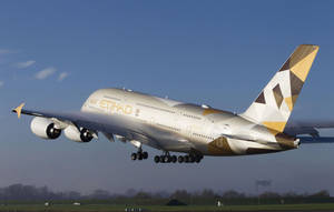 阿提哈德航空A380飛機起飛時起落架放下。