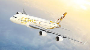 阿提哈德航空A380在日落時分飛越雲層