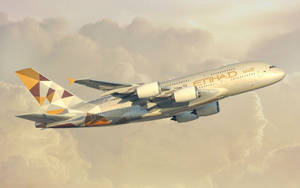 阿提哈德航空A380在日落時飛越金色雲層。