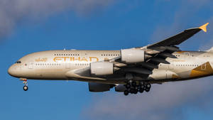 阿提哈德航空的空中巴士A380飛機飛行中，起落架已放下。