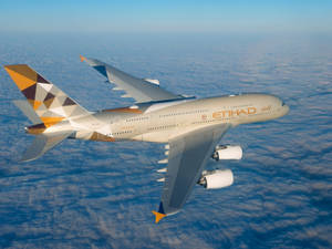 阿提哈德航空A380在藍天背景下飛越雲層