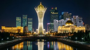 城市夜景，金色塔樓和摩天大樓倒映在水中。