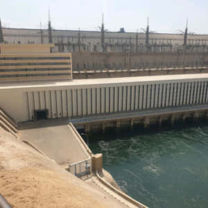 大型混凝土水壩，設有發電廠和奔騰的河流