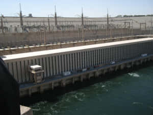 大型混凝土大壩釋放水流，可見電力基礎設施
