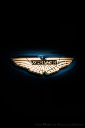 Aston Martin 標誌在黑色背景上以金色和藍色照明。 — Huawei MatePad 11.5 S (2025) 壁紙