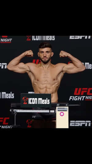 UFC拳手在帶有ESPN和ICON Meals標誌的稱重活動中展示肌肉。