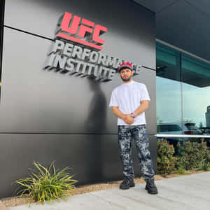 男子在UFC Performance Institute大樓前擺姿勢