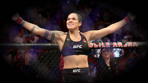 女性MMA拳手在UFC八角籠中高舉雙臂慶祝勝利。
