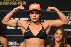 女性UFC拳手在稱重活動中彎曲手臂