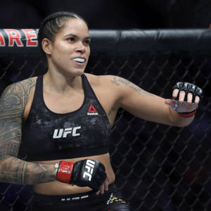 身穿UFC裝備的女性MMA拳手在八角籠內。