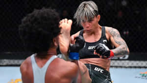 女性MMA拳手在UFC比賽中執行高踢。 — 運動 壁紙