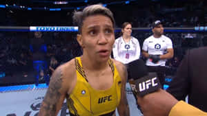 女性MMA拳手在UFC比賽後於八角籠內接受採訪。 — 運動 壁紙