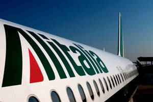 意大利航空機身與標誌，藍天背景