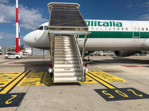 意大利航空飛機停靠在登機口，配有移動式登機梯