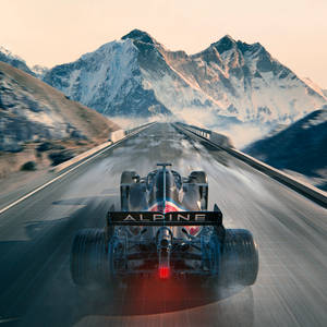 Alpine F1 賽車在日落時分於山路奔馳
