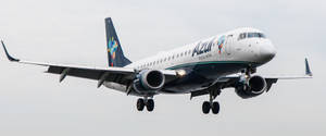 Azul巴西航空公司的飛機放下起落架下降。