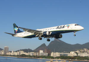 藍色巴西航空飛機在里約熱內盧上空降落，背景是山脈和城市。 — 山脈 壁紙