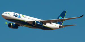 Azul Airlines飛機在晴朗的藍天中飛行