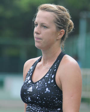 女網球運動員穿著黑白運動上衣在球場上 — 網球 壁紙