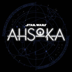 Star Wars Ahsoka 標題標誌，在黑色背景上帶有發光白色文字和藍色星圖。