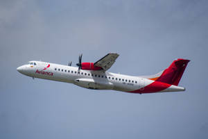 Avianca 螺旋槳飛機在雲天飛行