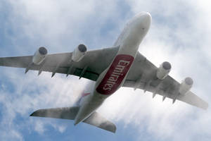 阿聯酋航空A380飛機在多雲的天空中飛越頭頂。