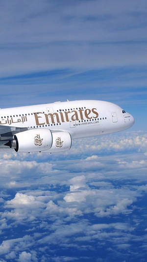 阿聯酋航空飛機在藍天白雲上飛行