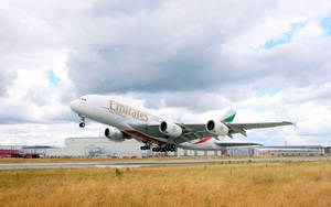 阿聯酋航空空中巴士A380在多雲天空下從機場跑道起飛。